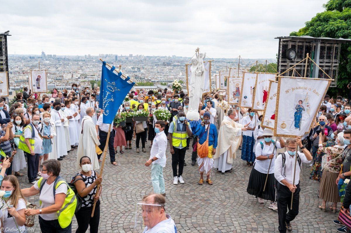 Procession “M de Marie” jusqu'au Sacré-Cœur de Montmartre. © Cédric Vendeix.