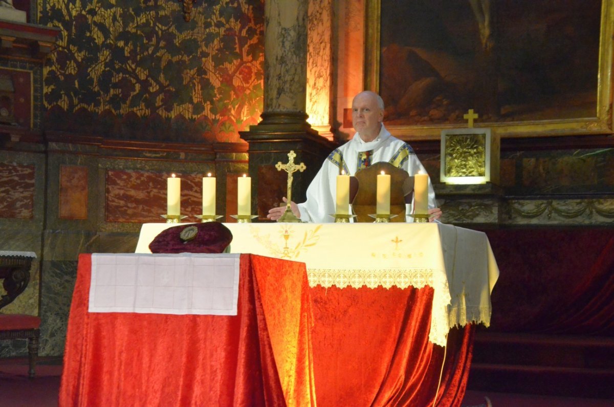 Vénération d'une relique de saint-Louis. © Michel Pourny / Diocèse de Paris.