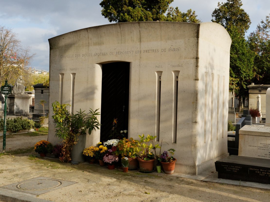 Pierre tombale : art et technologie au cimetière du Montparnasse