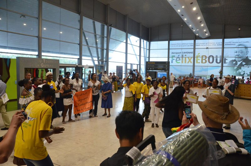 Comité d'accueil à l'aéroport de Cayenne. © © Marie-Christine Bertin / Diocèse de Paris.