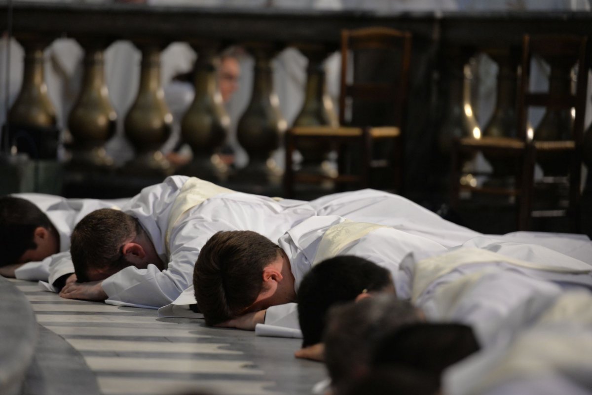 Ordination sacerdotale 2022 : prostration. © Marie-Christine Bertin / Diocèse de Paris.