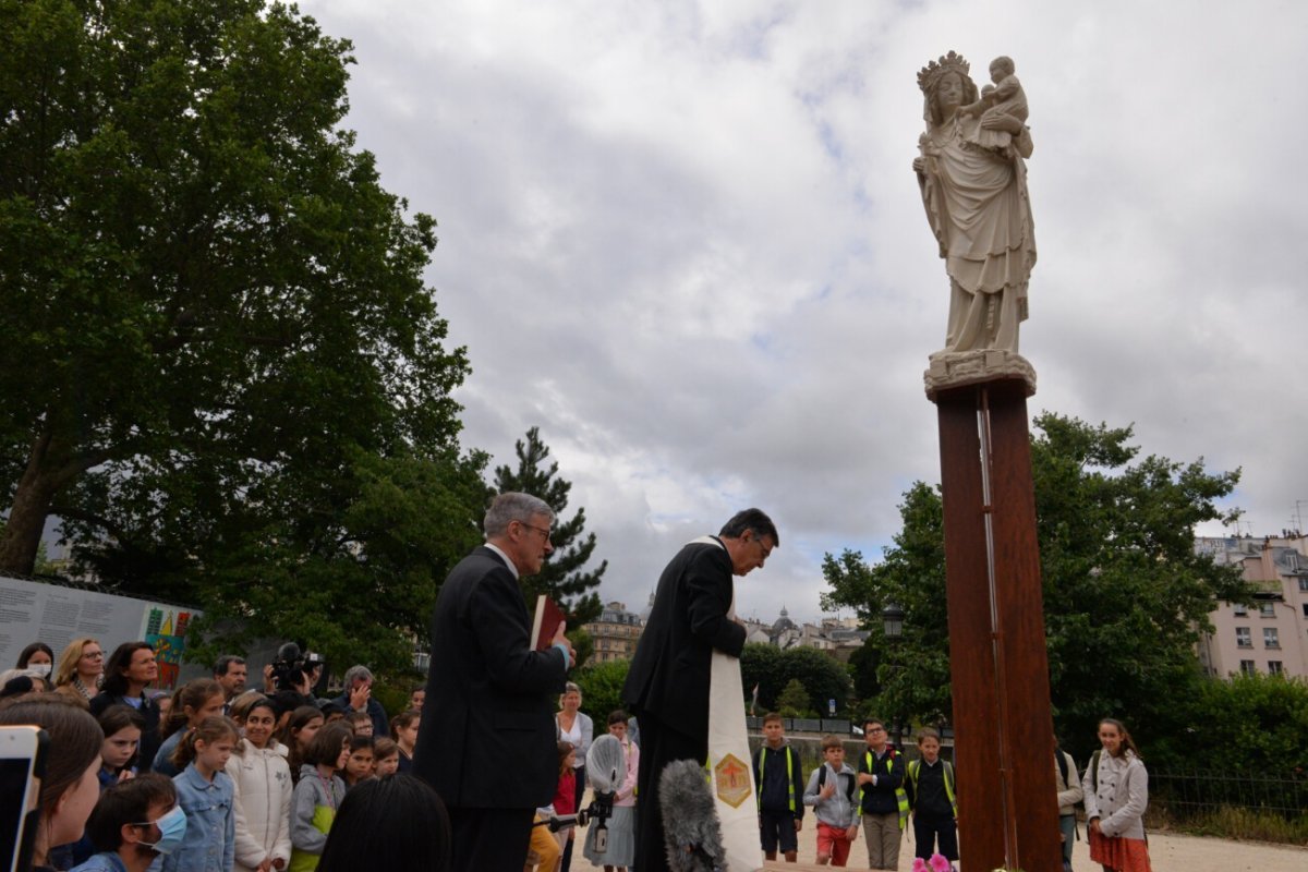 Bénédiction de la statue de Notre Dame de Paris sur le parvis. © Marie-Christine Bertin / Diocèse de Paris.