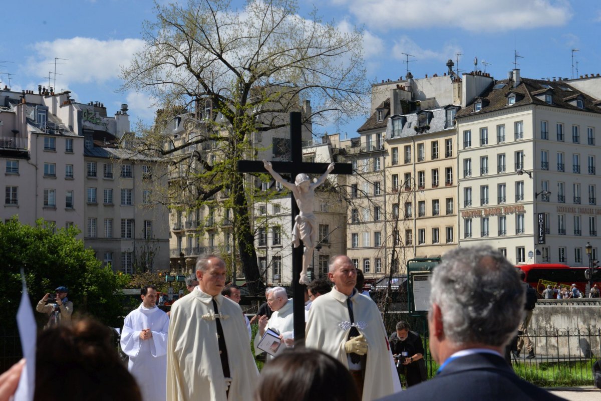 Méditation au pied de la croix avec Charles de Foucauld. © Marie-Christine Bertin / Diocèse de Paris.