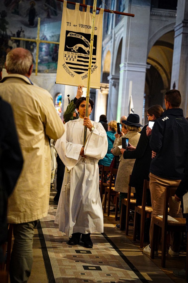 Procession de la Saint-Yves avec la mission bretonne et les juristes 2026. © Hanae Nejjari / Diocèse de Paris.