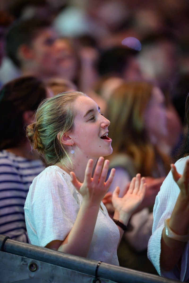 Jeunes en prière durant la veillée avec le Pape au Stade de France le 25 (…). © Jean-Baptiste Delerue / Diocèse de Paris.