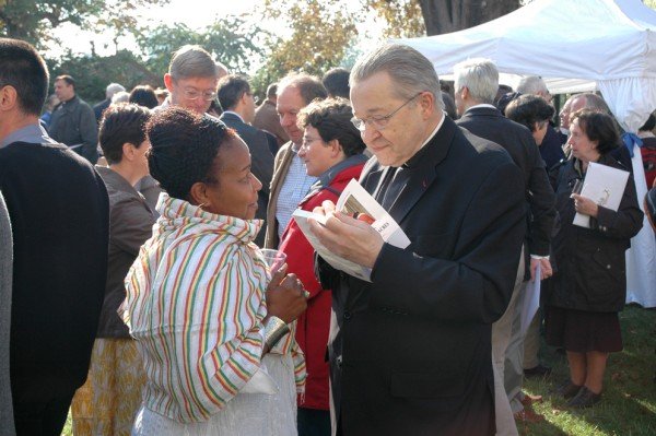 Temps convivial au chevet de Notre-Dame. © D. R..