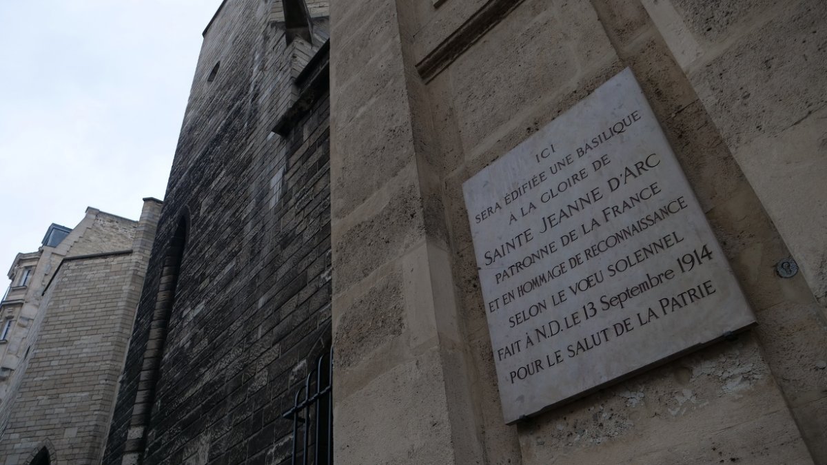 Plaque commémorative sur la basilique Sainte-Jeanne d'Arc (18e). © Étienne Castelein.