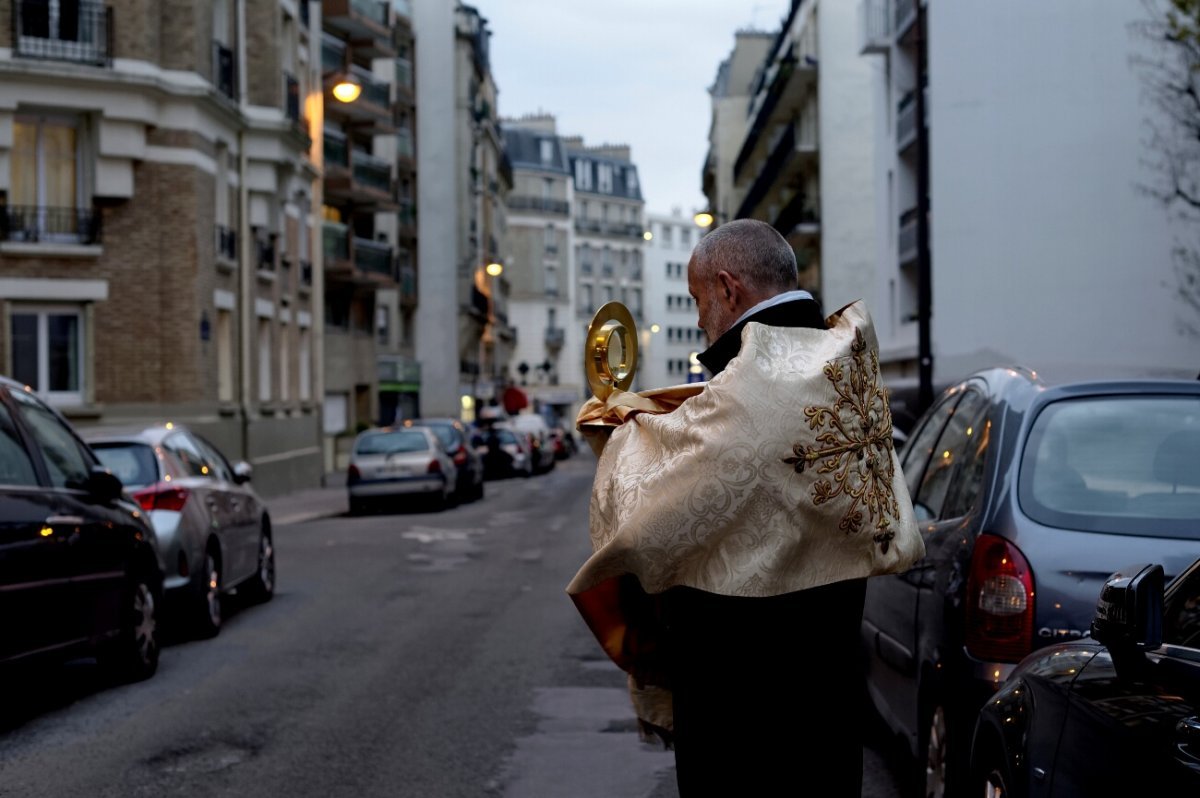 Bénédiction du quartier de Notre-Dame de la Salette. © Trung Hieu Do / Diocèse de Paris.