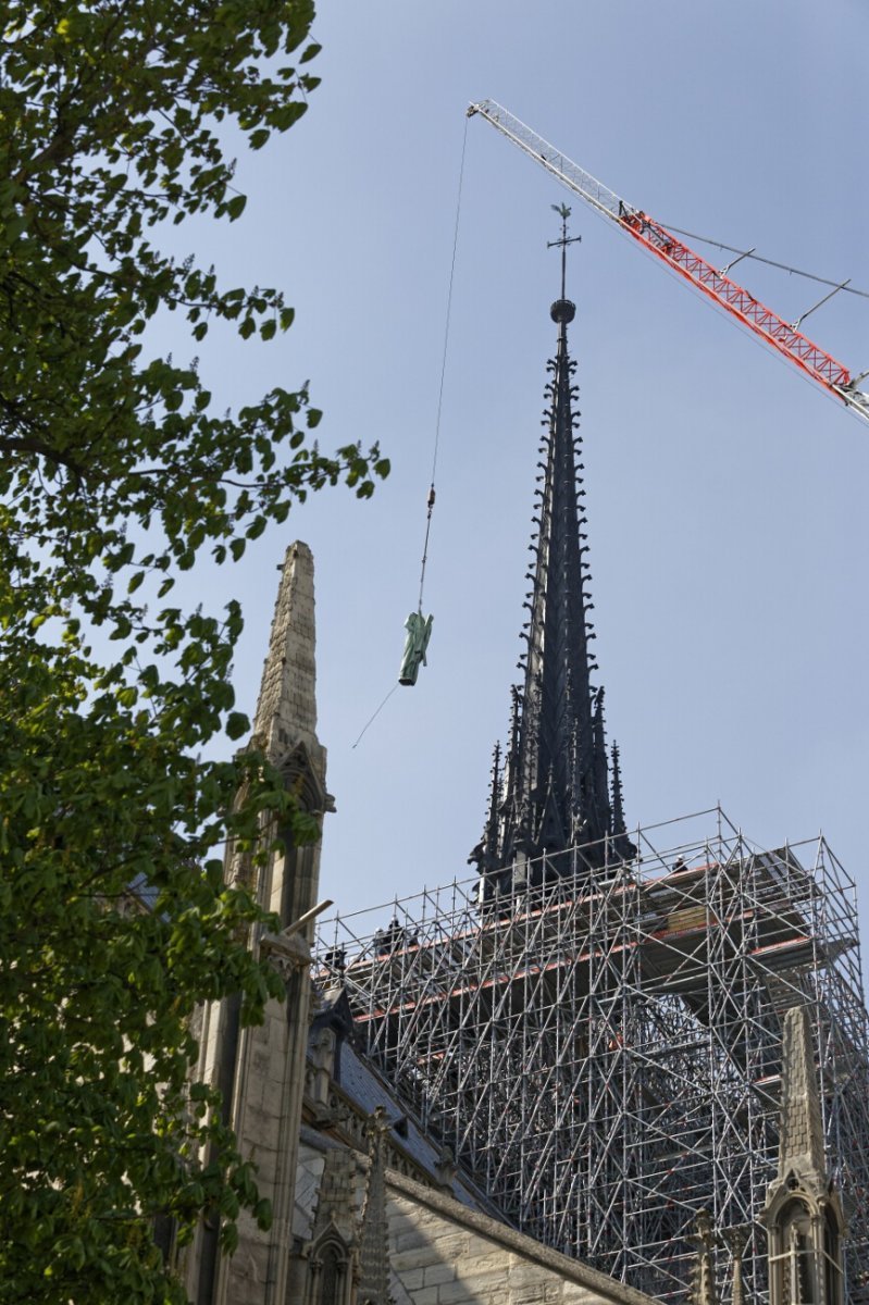 Dépose des 16 statues de la flèche de Notre-Dame de Paris. © Yannick Boschat / Diocèse de Paris.