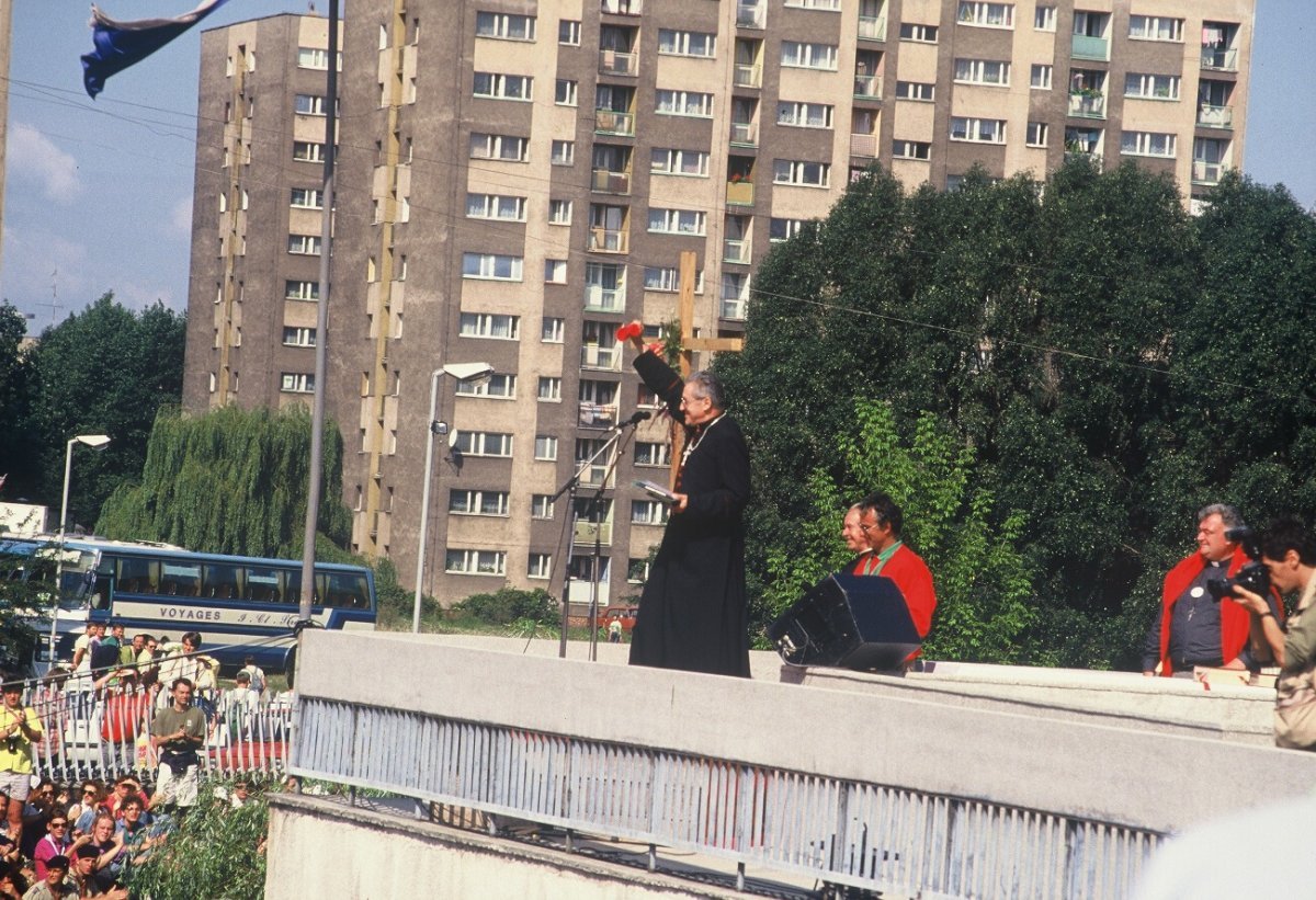 Catéchèse du cardinal Lustiger en plein air en Pologne. En 1990. 