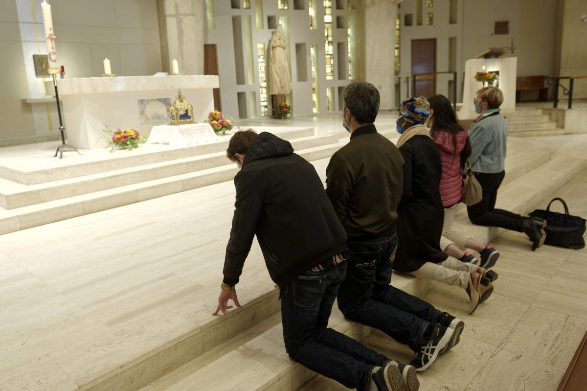 Accueil des reliques de sainte Geneviève à Notre-Dame de La Salette [Ajouter. © Trung-Hieu Do / Diocèse de Paris.