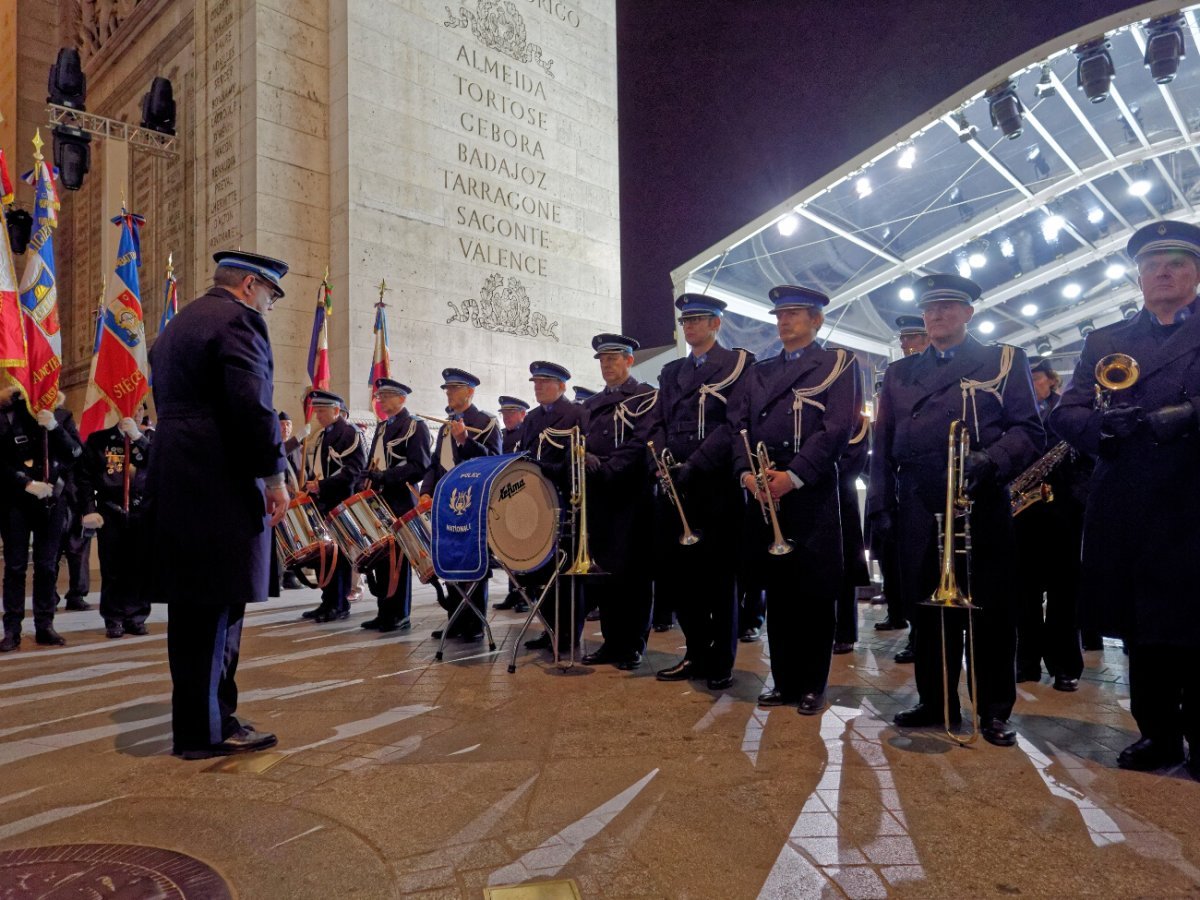 Ravivage de la flamme à l'Arc de triomphe. © Yannick Boschat / Diocèse de Paris.