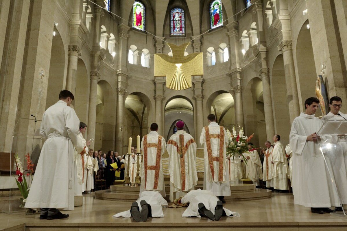 Ordinations diaconales en vue du sacerdoce 2019. Par Mgr Denis Jachiet, évêque auxiliaire de Paris, le 28 septembre 2019 à Saint-Lambert de Vaugirard. © Trung Hieu Do / Diocèse de Paris.