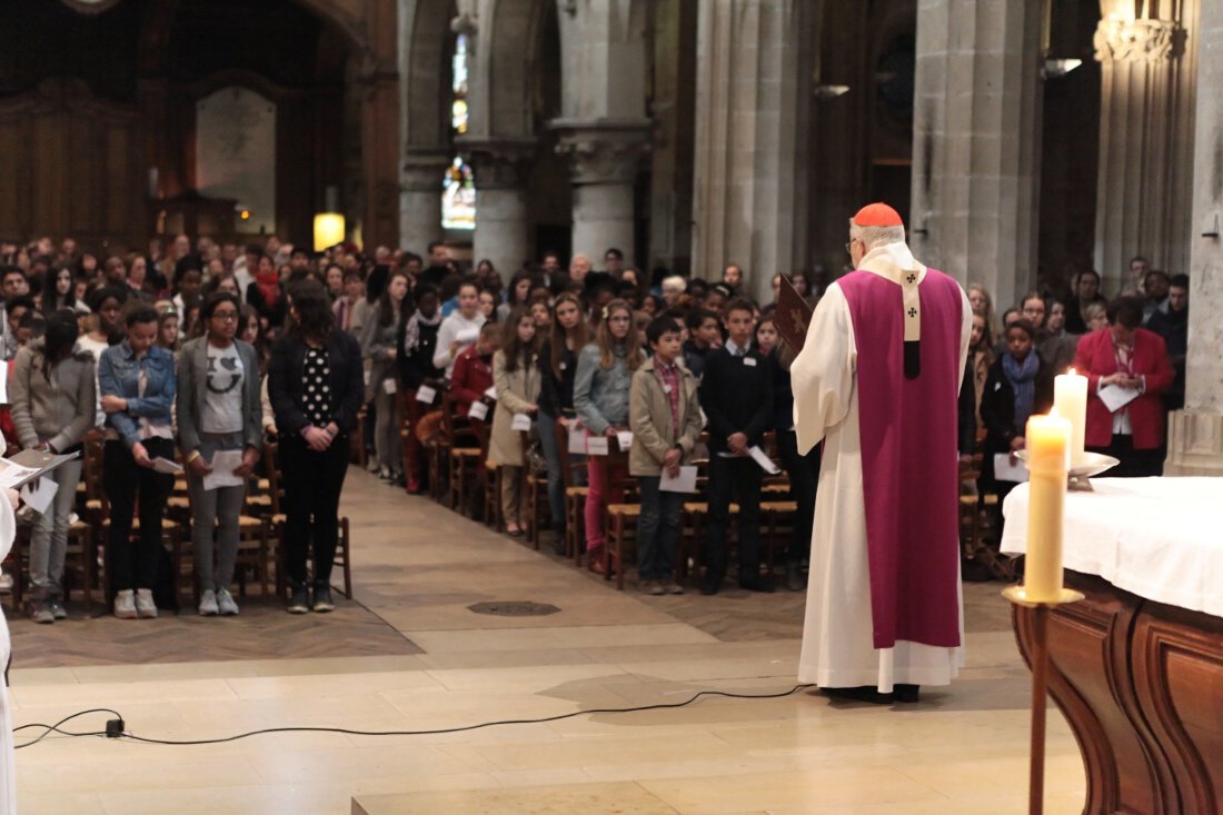 Accueil par le cardinal André Vingt-Trois. © Yannick Boschat / Diocèse de Paris.