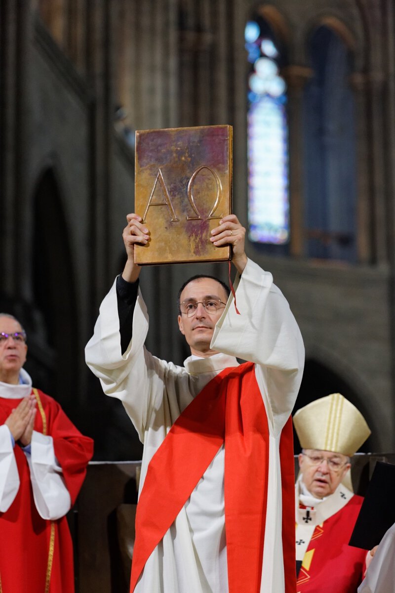 Remise de l'Évangile. © Yannick Boschat / Diocèse de Paris.