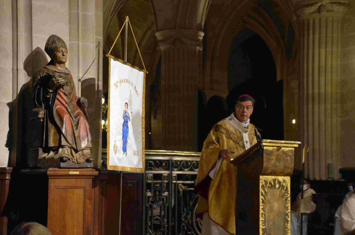 Accueil des reliques de sainte Geneviève à Saint-Germain l'Auxerrois. © Michel Pourny / Diocèse de Paris.