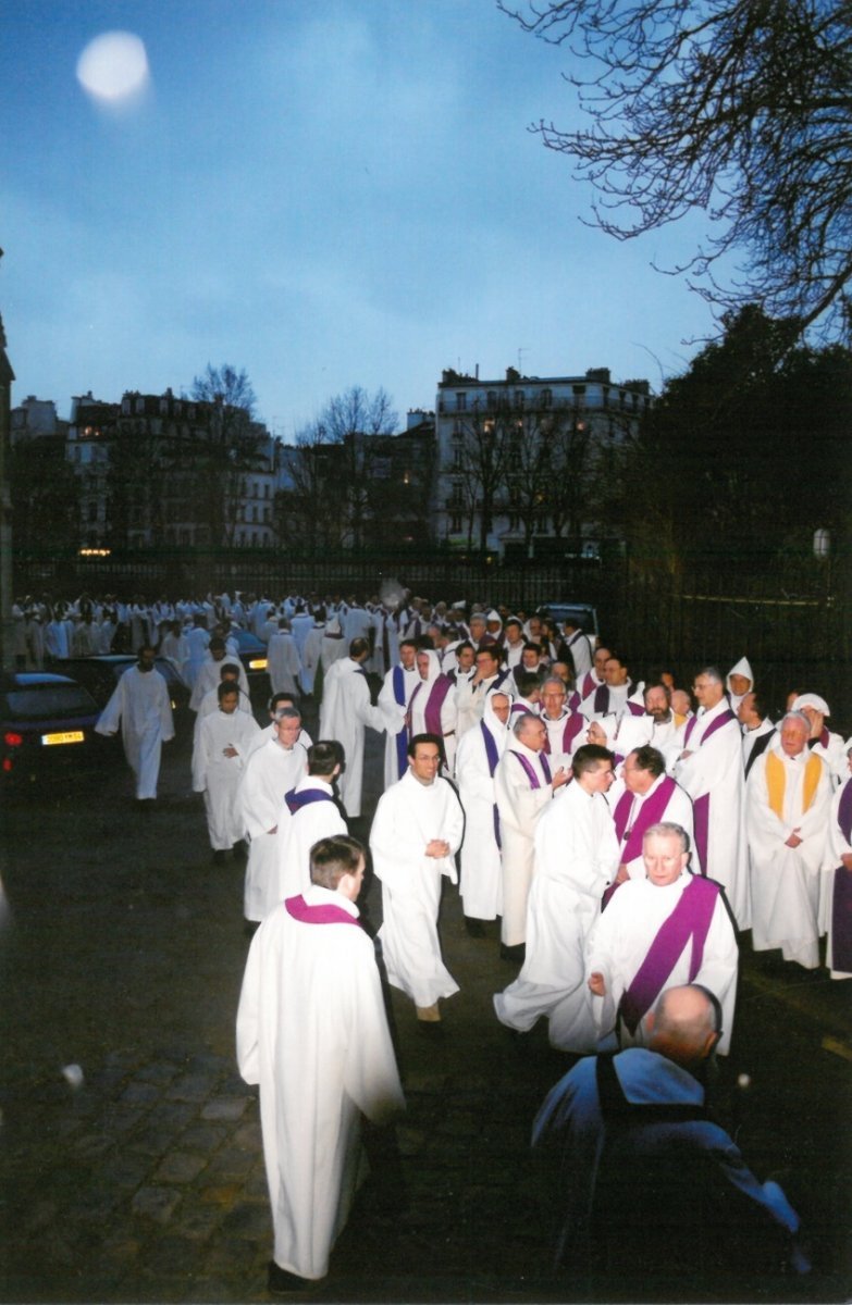 Procession. 18h20. Après les servants d'autel, les Chevaliers du Saint-Sépulcre, les séminaristes de Paris et les diacres, prêtres et évêques se mettent en ordre pour la procession, précédant Mgr (…) © Sylvain Sismondi.