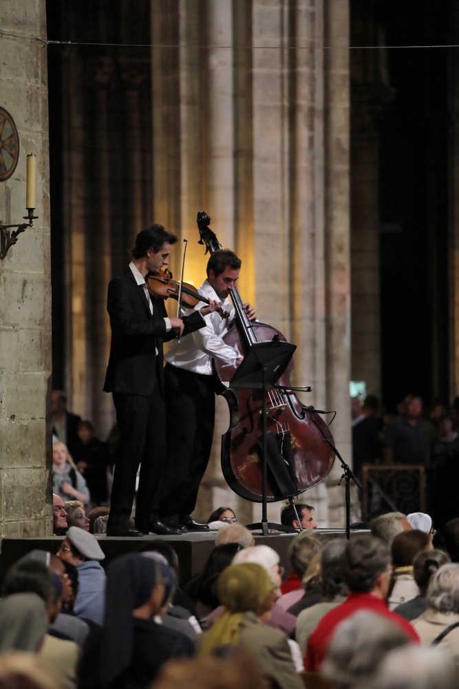 C'est avec des notes de musique qu'a commencé une évocation (…). © Yannick Boschat / Diocèse de Paris 