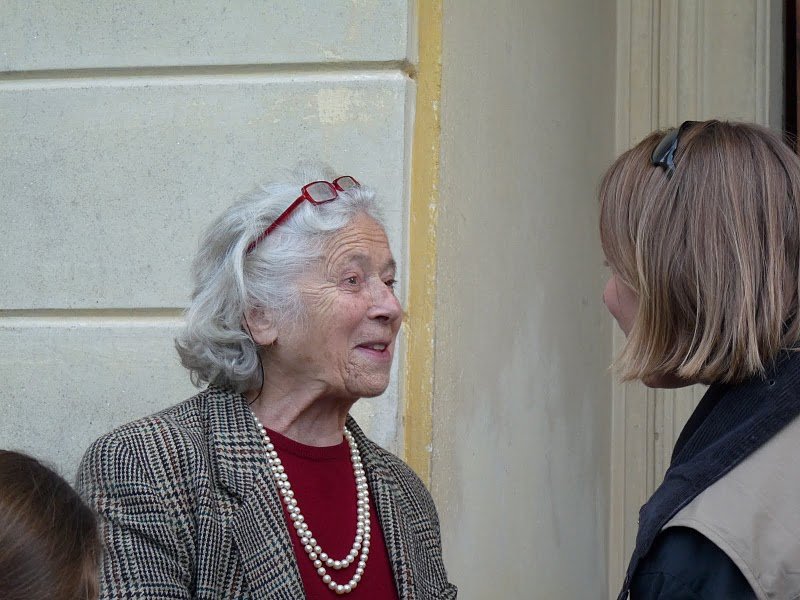 Rencontre avec sa nièce. Tous droits réservés 