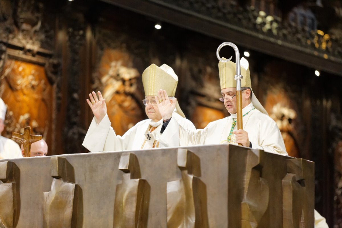 Bénédiction finale de Mgr Antoine de Romanet et du cardinal André Vingt-Trois. © Yannick Boschat / Diocèse de Paris.