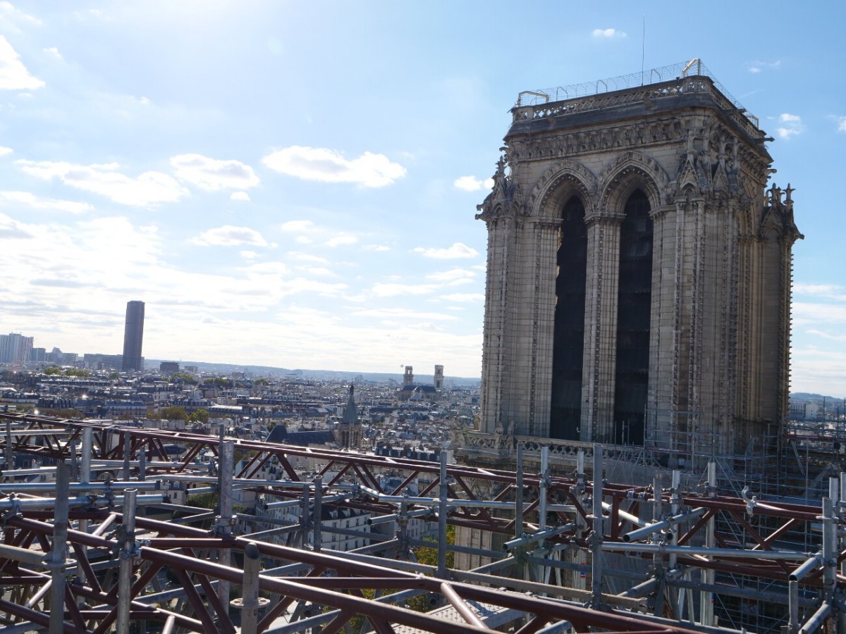 Notre-Dame de Paris. Vue sur les tours de Notre-Dame depuis le pignon nord, sauvé de justesse le soir de l'incendie, avec les entreprises du chantier déjà sur site, engagées dans la restauration de l'édifice. © Laurence Faure / Diocèse de Paris.