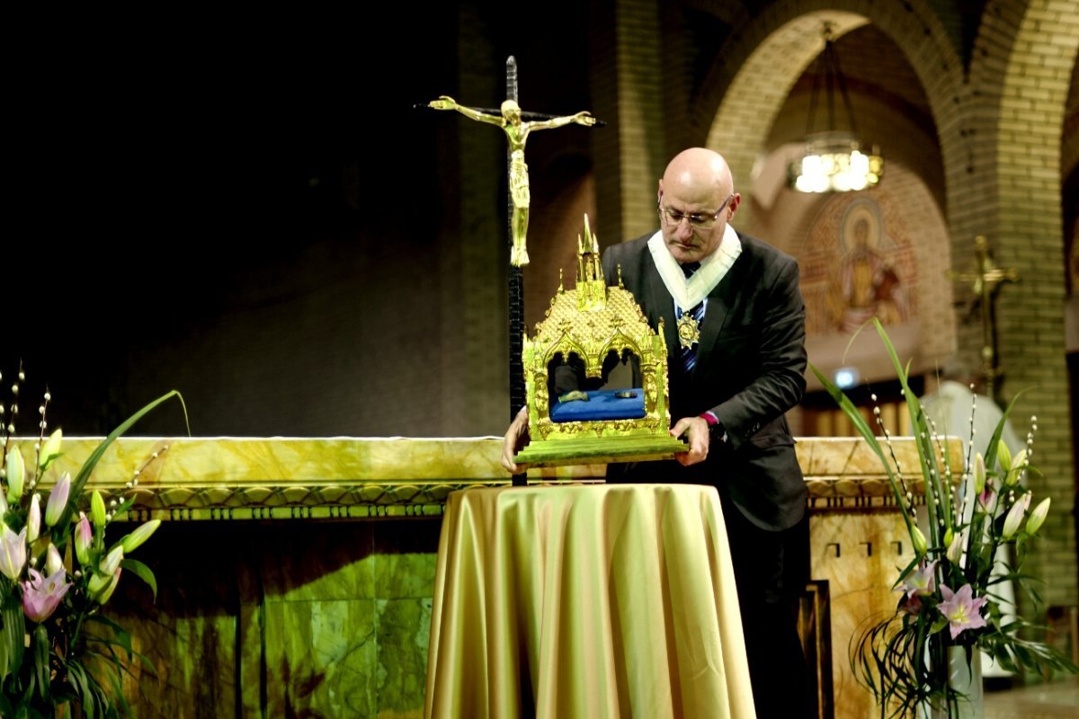 Accueil des reliques de sainte Geneviève à Saint-Léon (15e). © Trung Hieu Do / Diocèse de Paris.