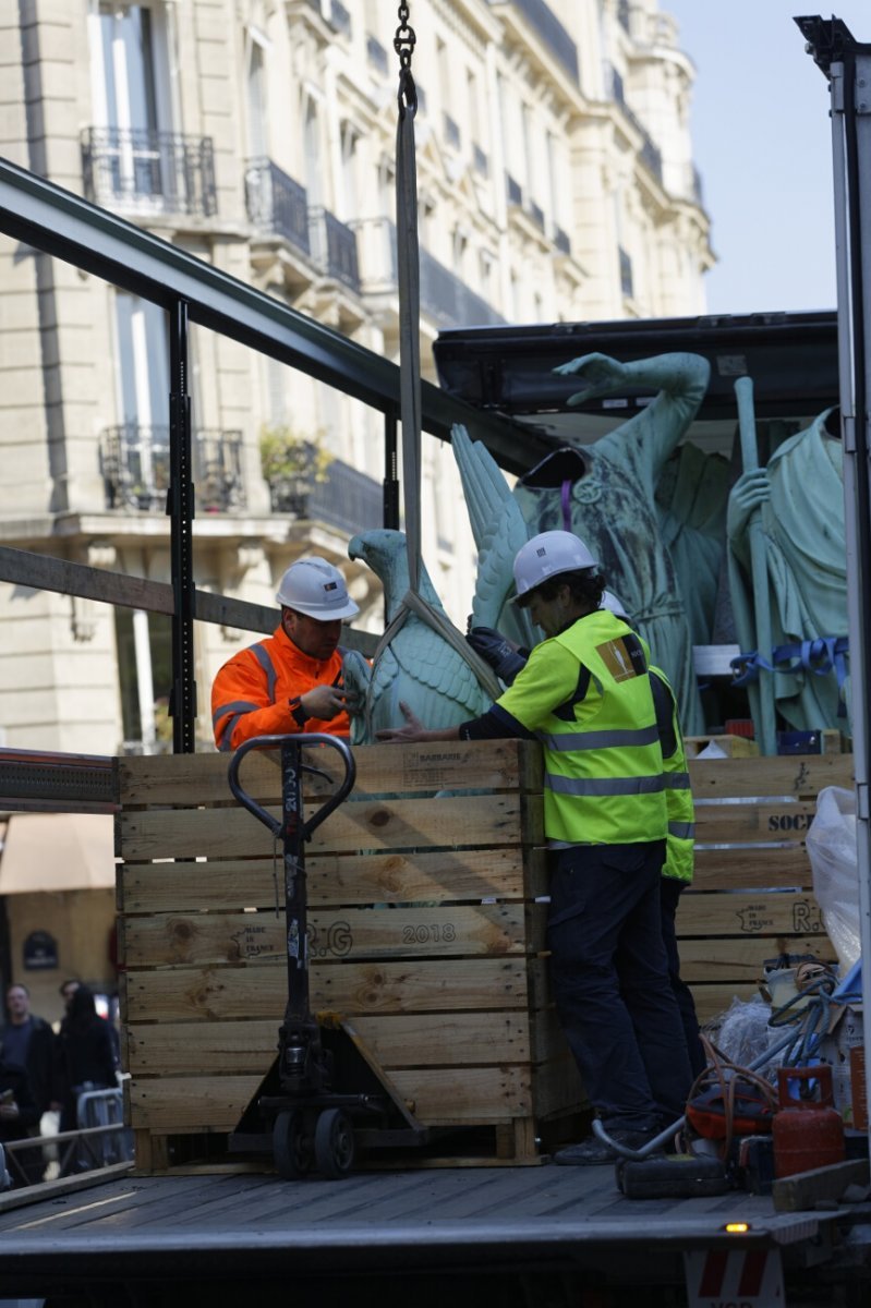 Dépose des 16 statues de la flèche de Notre-Dame de Paris. © Yannick Boschat / Diocèse de Paris.