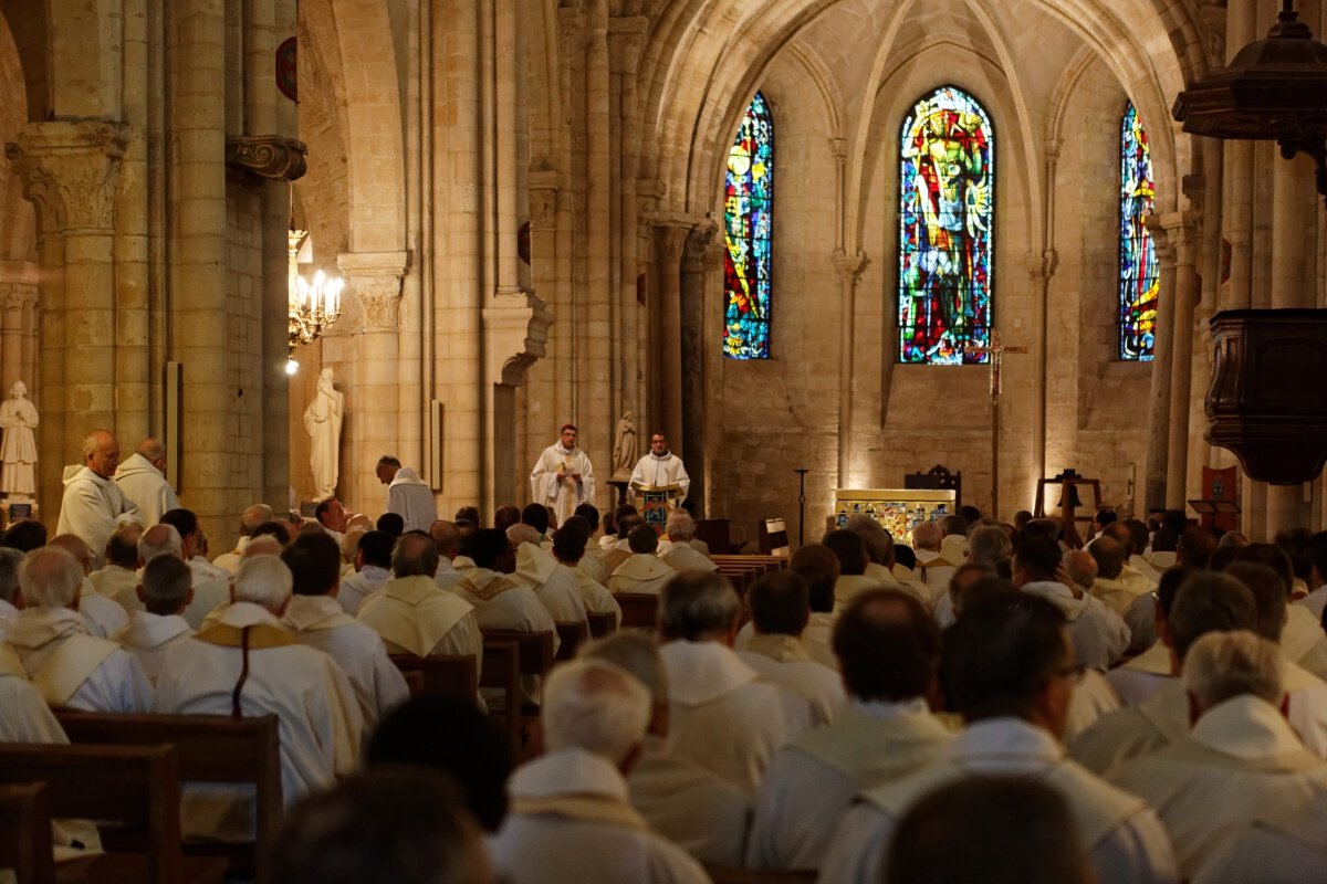 Rassemblement des prêtres à Saint-Pierre de Montmartre. © Yannick Boschat / Diocèse de Paris.