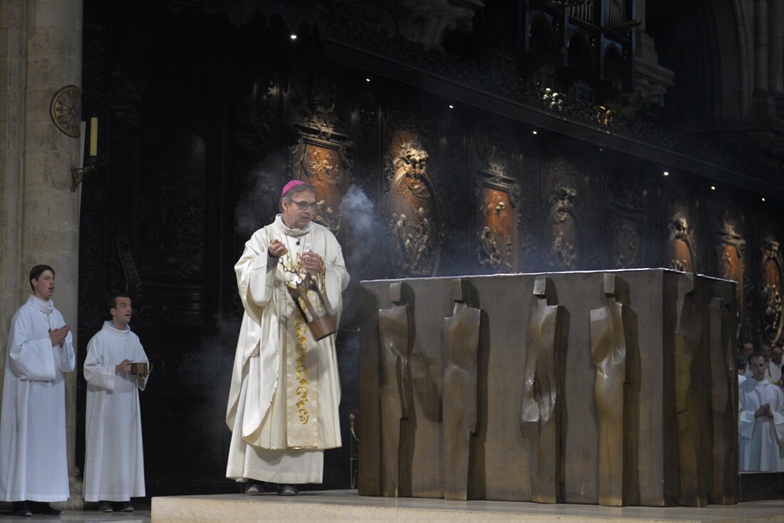 Encensement de l'autel. © Marie-Christine Bertin / Diocèse de Paris.