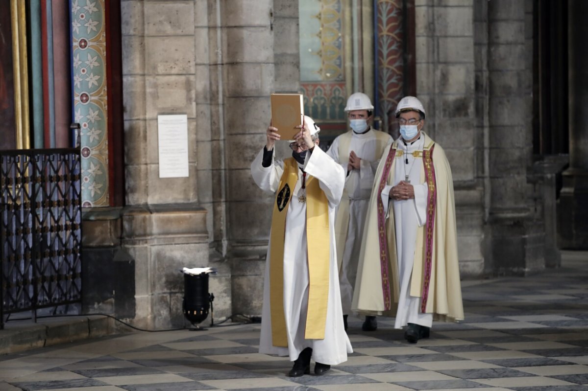 Méditation de Pâques à Notre-Dame de Paris. © Christophe Ena / Associated Press.