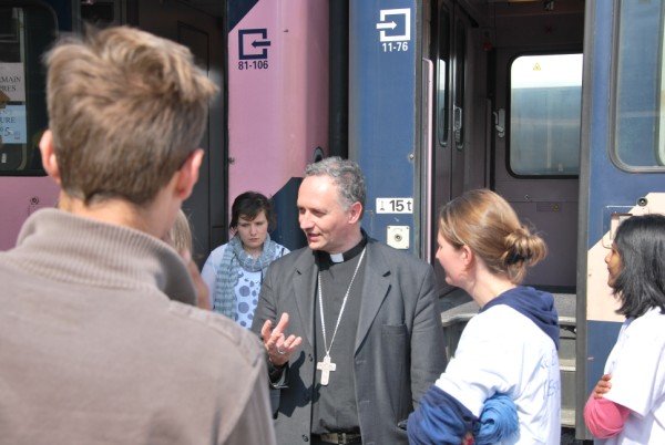 Mgr Jean-Yves Nahmias, évêque auxiliaire, a accompagné l'un des deux (…). Photo P.-L.L. 