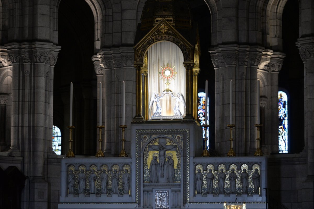 Bénédiction du Saint-Sacrement sur la ville. © Marie-Christine Bertin.