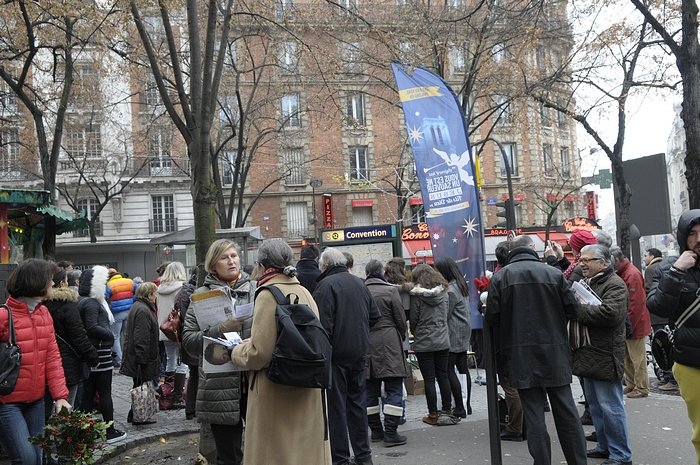 Chants de Noël et stand sur le marché Convention par les paroisses (…). © Trung Hieu Do / Diocèse de Paris.