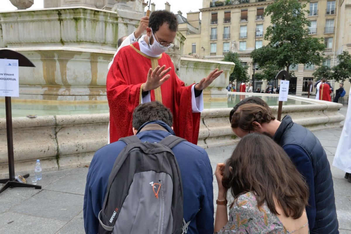 Bénédiction sur le parvis de Saint-Sulpice. © Marie-Christine Bertin / Diocèse de Paris.