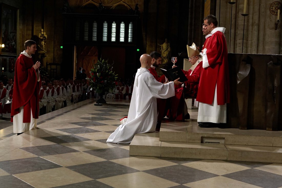 Onction des mains avec le saint chrême. © Yannick Boschat / Diocèse de Paris.