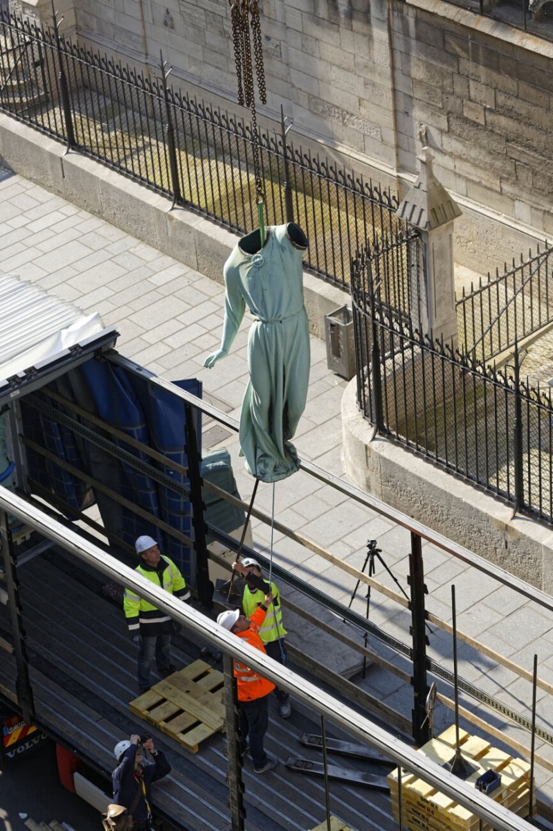 Dépose des 16 statues de la flèche de Notre-Dame de Paris. © Yannick Boschat / Diocèse de Paris.