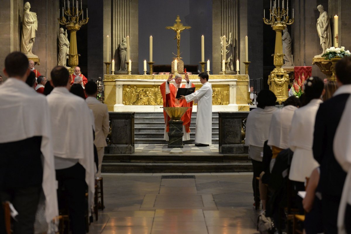 Confirmation des adultes au cours de la Vigile de Pentecôte 2023, (…). © Marie-Christine Bertin / Diocèse de Paris.