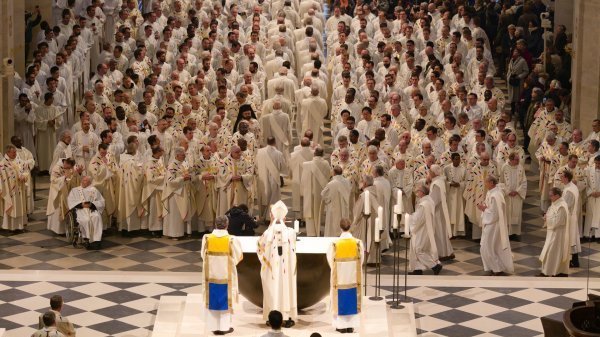 Messe en présence des prêtres et diacres de Paris