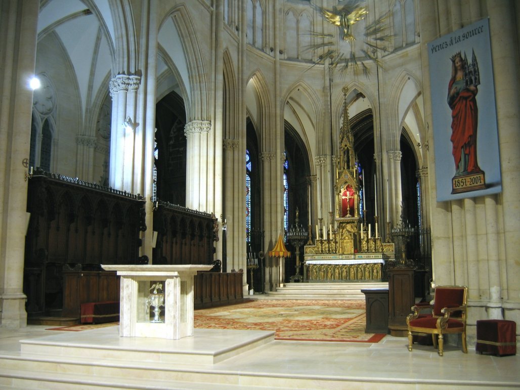 Au fond, le Pavillon, insigne des basiliques. © C. D. A. S.