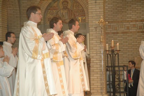 Septembre : Ordinations diaconales. Luc, Enguerrand, Nicolas, Geoffroy, Stéphane, Olivier, Albin, Eric et Laurent ont été ordonnés diacres en vue du sacerdoce. 