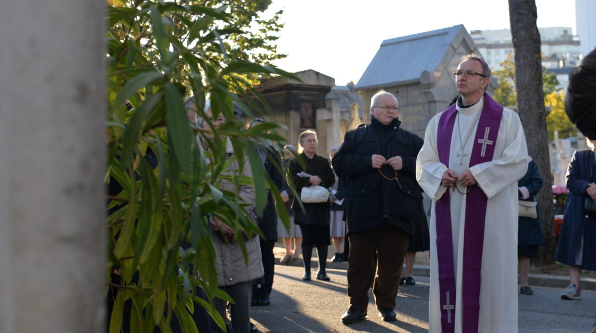 Prière pour les prêtres défunts au cimetière Montparnasse 2018. © Marie-Christine Bertin / Diocèse de Paris.