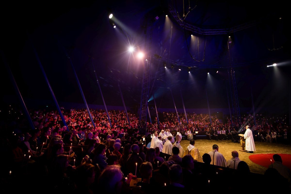 Messe de minuit sous le chapiteau du Cirque Gruss 2022. © Olivier Braj.