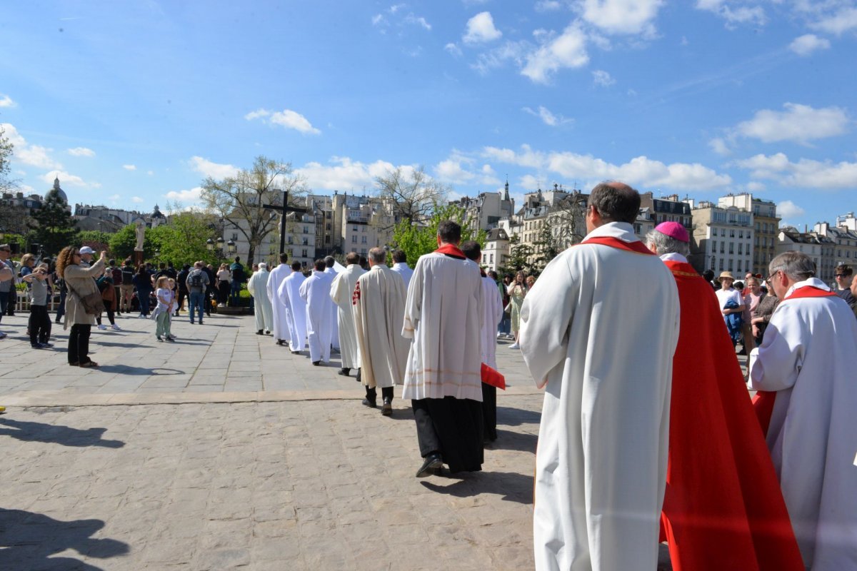 Méditation au pied de la croix avec Charles de Foucauld. © Marie-Christine Bertin / Diocèse de Paris.