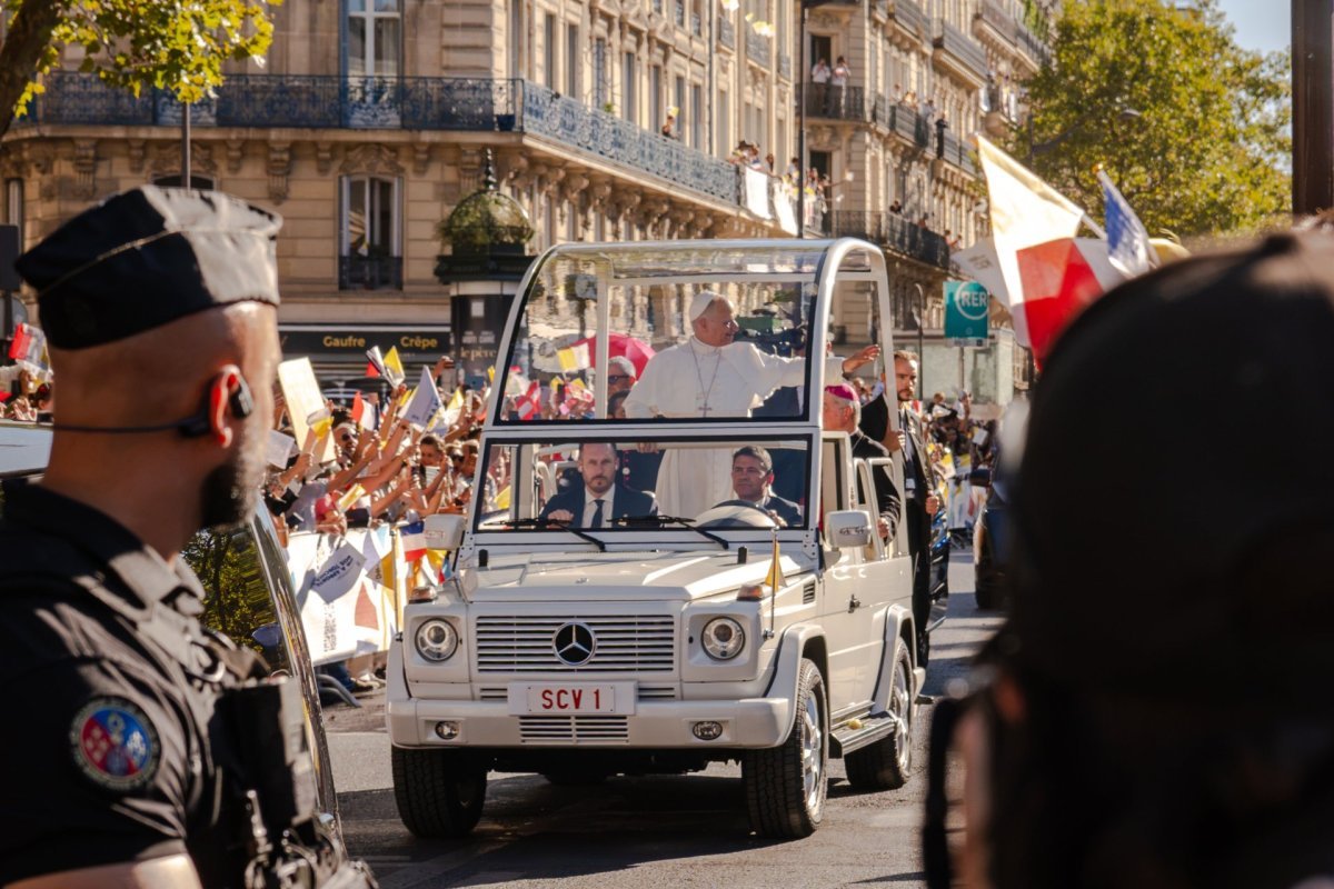 Trajet en papamobile du pape Léon XIV. © Gabriel Laroche / Diocèse de Paris.