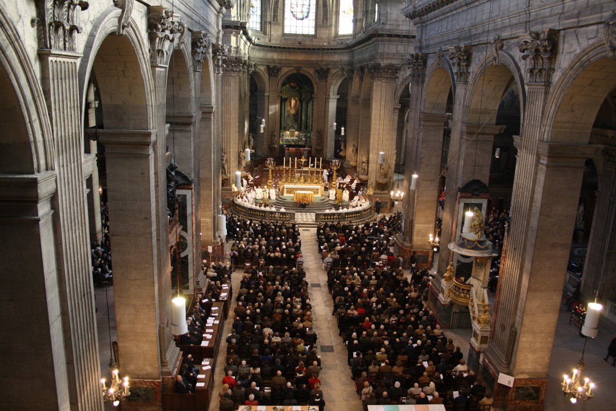 Vue de l'église pleine, depuis la tribune de l'orgue au fond de (…). © Olivier Bouet.