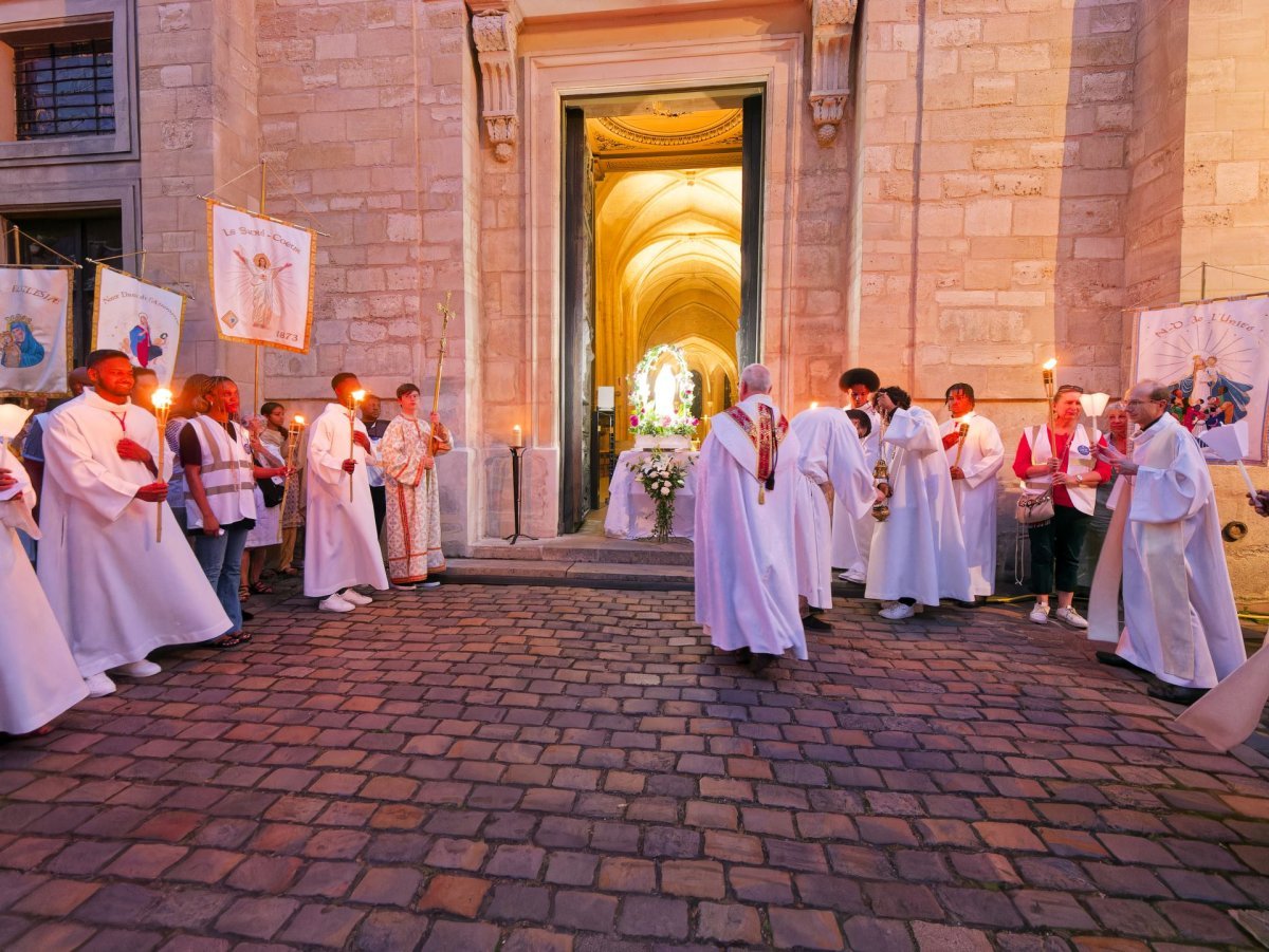 Procession de l'Assomption du Sacré-Cœur de Montmartre 2024. © Yannick Boschat / Diocèse de Paris.