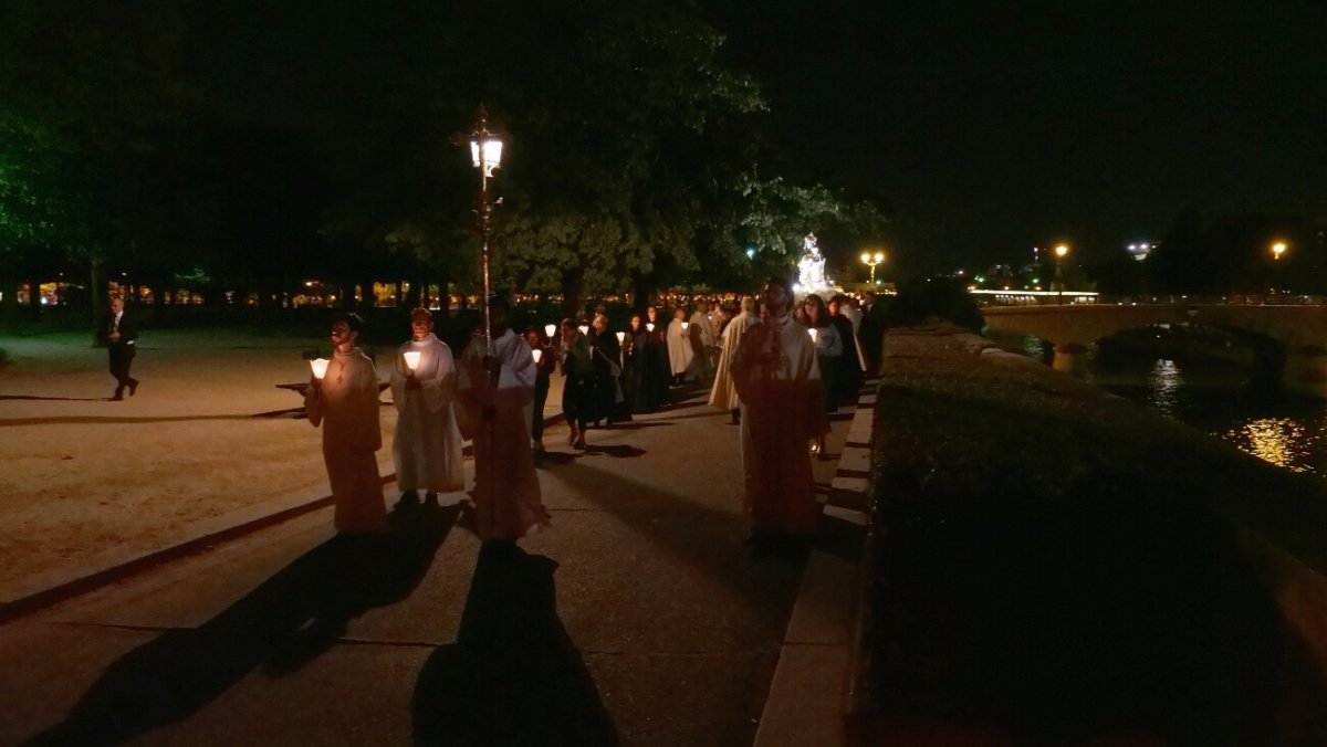 Procession sur l'île de la Cité. © Yannick Boschat / Diocèse de Paris.