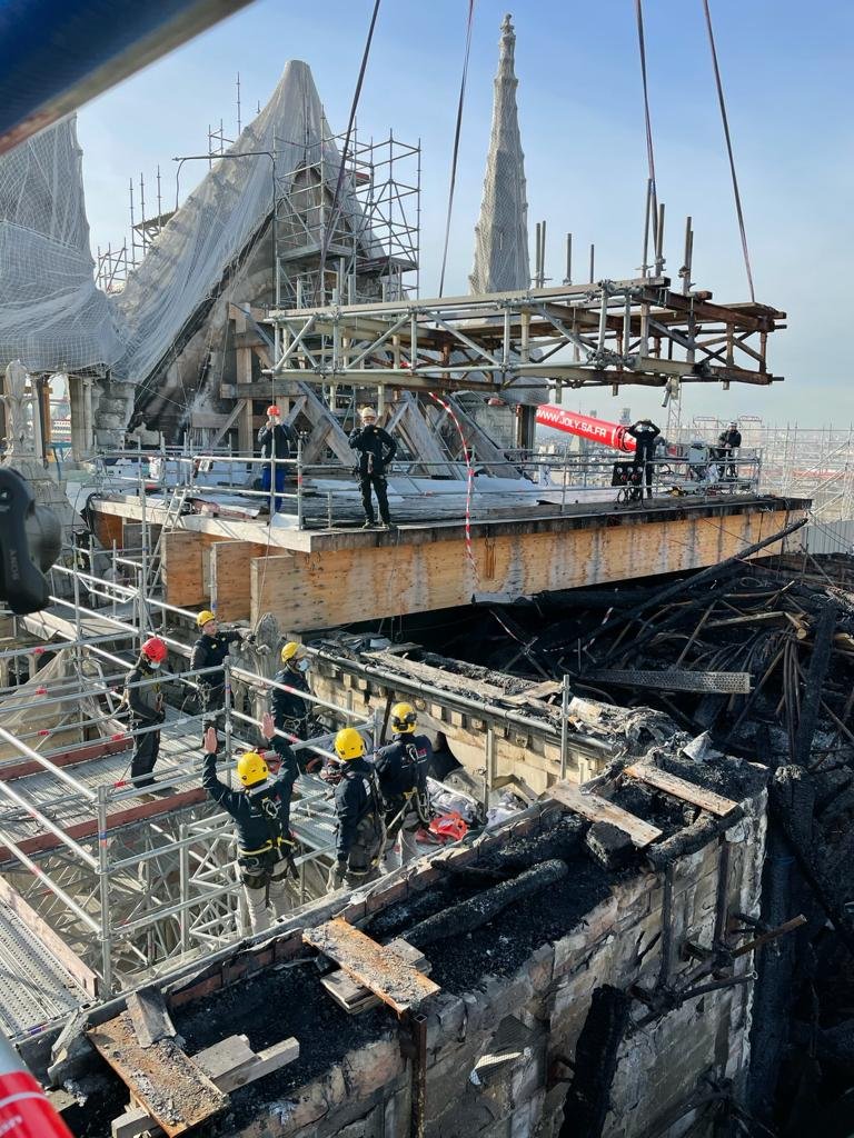 Notre-Dame de Paris. Novembre 2020 : Phase finale du démontage de l'échafaudage calciné avec les compagnons échafaudeurs. © Europe Échafaudage.