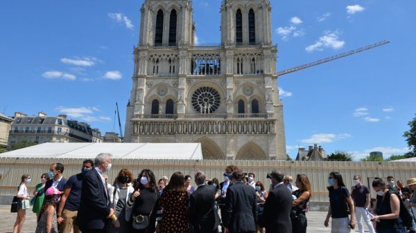 Réouverture du parvis de Notre-Dame de Paris