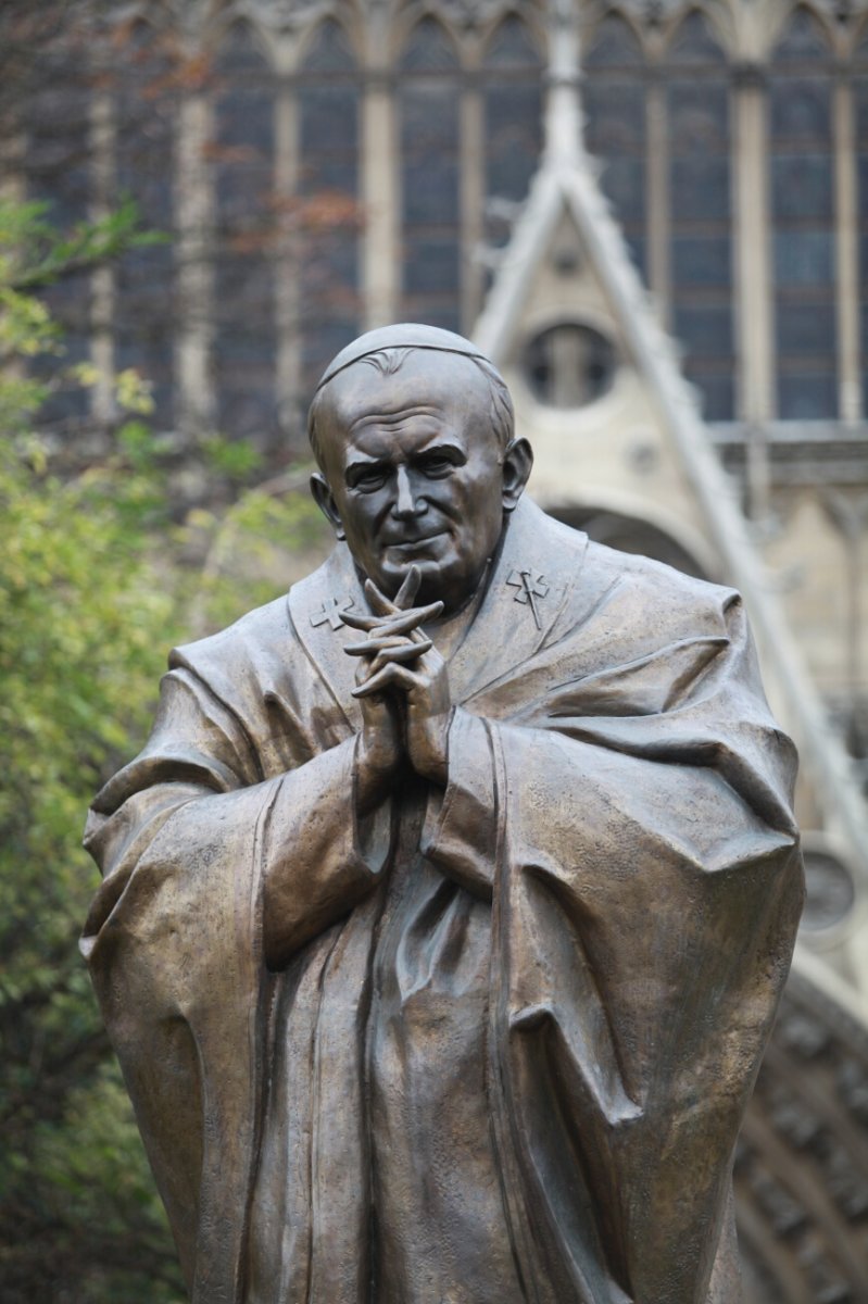 Statue de saint Jean-Paul II. © Yannick Boschat.